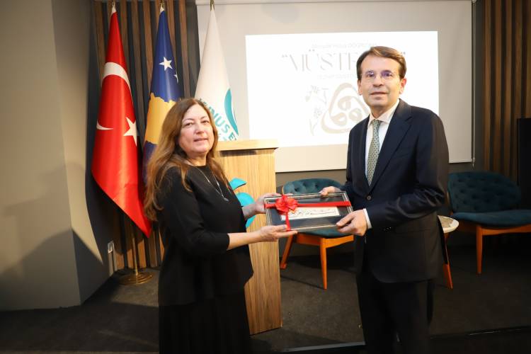 Doç. Mesude Hülya Doğru’nun kişisel eserlerinden oluşan “MÜSTESNA” isimli Tezhip Sergisi açıldı.