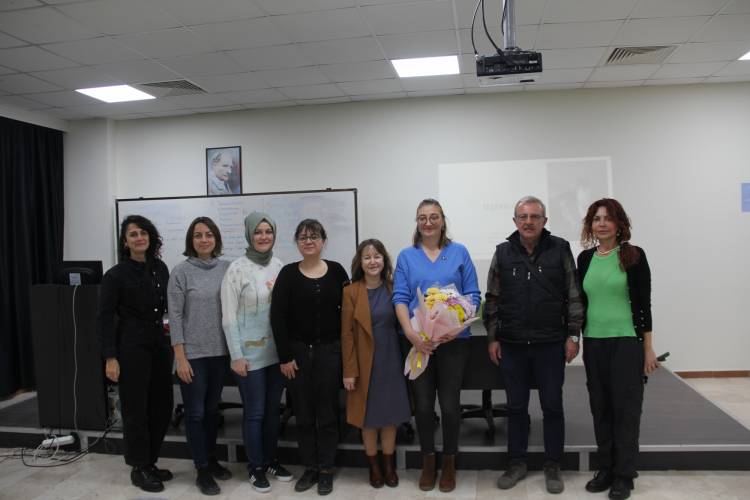 Seramik ve Cam bölümünde Doç. Perihan ŞAN ASLAN “Baskı Teknikleri ve Seramik Sanatında Olasılıklar” başlıklı konuşmasını yapmıştır.