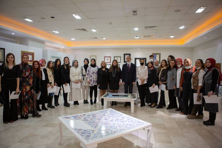 Geleneksel Türk Sanatları mezuniyet sergisinde 70 eser yüz yüze olarak geniş bir katılımla sergilendi.